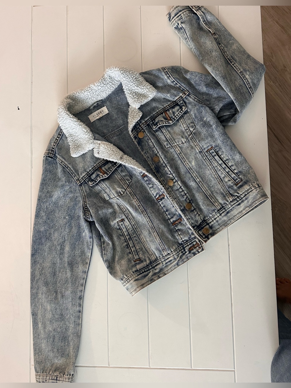 Classic Women's Sherpa-Lined Denim Jacket - Light Wash Blue